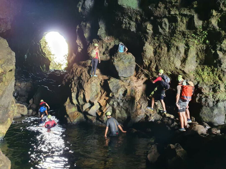 Excursion de canyoning dans les Lavatubes