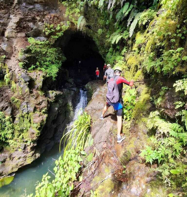 Randonnée aquatique sportive dans les Lavatubes