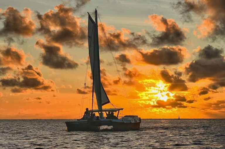 Croisière en catamaran au coucher du soleil à Moorea